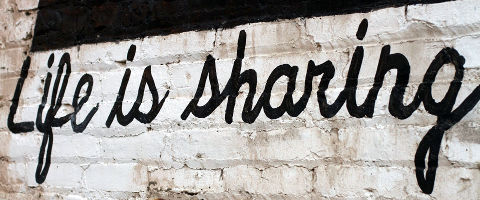 Γράμματα σε τοίχο που γράφουν life is sharing
